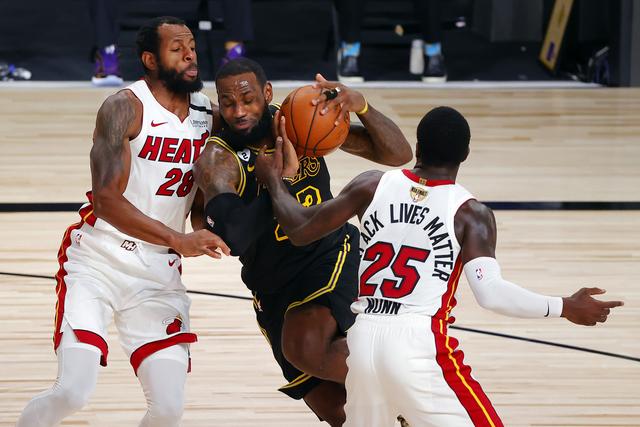 手在禁区弧 手在禁区弧