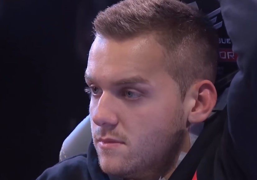 同时以四人 同时以四人